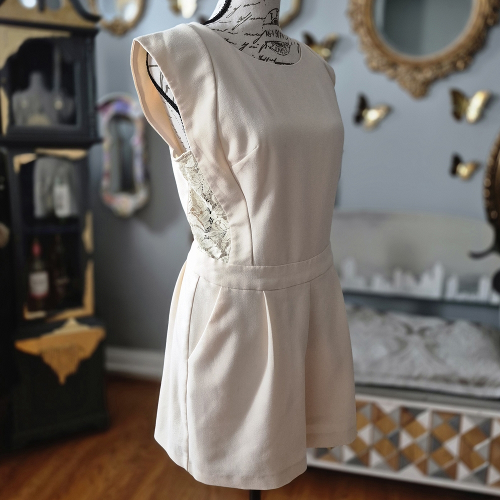 Double Zero Cream Feminine & Flirty Lace-Back Romper Large
